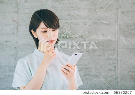 Young women who use smartphones (* Please refrain from using on sites and apps such as marriage activities and dating agencies) Young women who use smartphones (* Please refrain from using on sites and apps such as marriage activities and dating agencies) 66580297