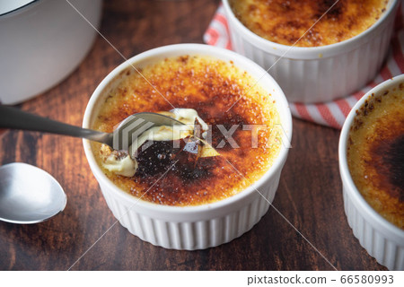 cracking creme brulee caramel with spoon cracking creme brulee caramel with spoon 66580993