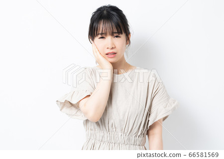 牙痛的年輕女子 牙痛的年輕女子 66581569