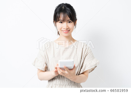 用計算器計算的女人 66581959