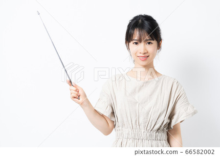 年輕女子指著 66582002