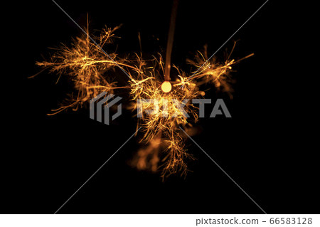 [Summer image] A fleetingly beautiful sparkler 66583128