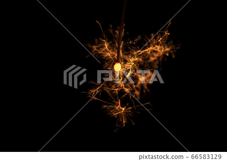 [Summer image] A fleetingly beautiful sparkler 66583129