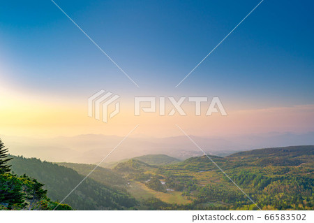 Early summer Shibutoge morning view [Gunma Prefecture] 66583502