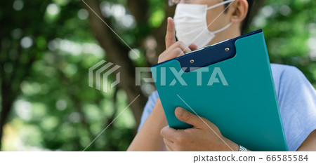 Middle-aged man wearing a mask and working outdoors [Researcher] 66585584