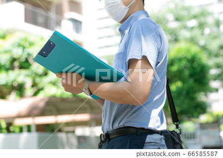Middle-aged man wearing a mask and working outdoors [Researcher] 66585587