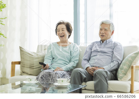 Senior couple TV Senior couple TV 66586206