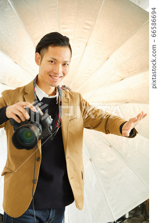 年輕的攝影師用相機 66586694