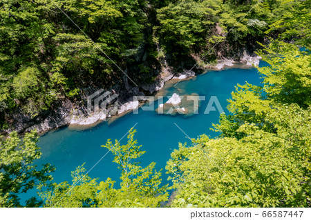 秋田縣玉川淺北市男鹿峽大橋與新鮮綠色包圍的藍色水面和白色岩石的景色 66587447