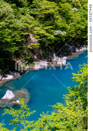 秋田縣秋川縣多摩川淺草市三峽市立富良谷峽谷大橋的水面和岩石景觀 66587448