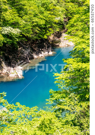 View of the blue water surface from the Hogurigai Oath Bridge Tamagawa Senboku City, Akita Prefecture Spring Daytime Vertical position View of the blue water surface from the Hogurigai Oath Bridge Tamagawa Senboku City, Akita Prefecture Spring Daytime Vertical position 66587450