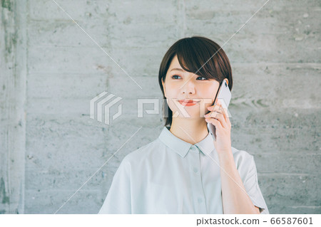 年輕女性在智能手機上聊天(*請避免在諸如婚姻活動和約會社之類的網站和應用上使用) 年輕女性在智能手機上聊天(*請避免在諸如婚姻活動和約會社之類的網站和應用上使用) 66587601