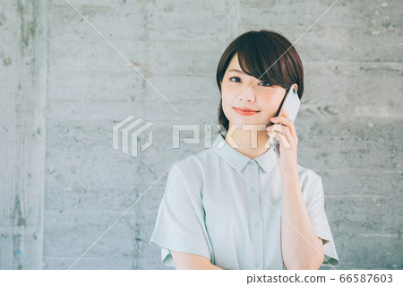 年輕女性在智能手機上聊天(*請避免在諸如婚姻活動和約會社之類的網站和應用上使用) 年輕女性在智能手機上聊天(*請避免在諸如婚姻活動和約會社之類的網站和應用上使用) 66587603