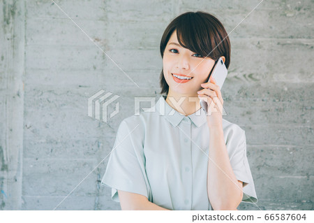 年輕女性在智能手機上聊天(*請避免在諸如婚姻活動和約會社之類的網站和應用上使用) 年輕女性在智能手機上聊天(*請避免在諸如婚姻活動和約會社之類的網站和應用上使用) 66587604