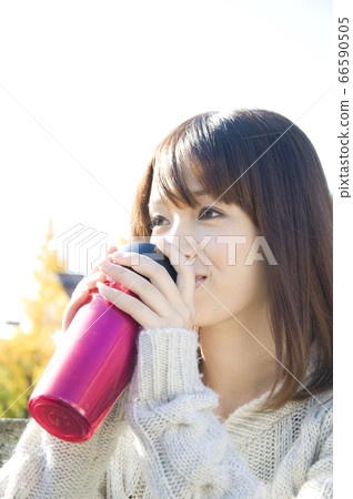 女人喝一瓶水喝 女人喝一瓶水喝 66590505