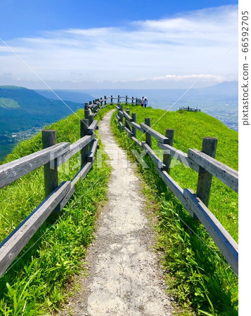 Road leading to the sky 66592705