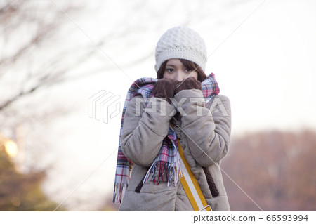 寒冷的冬天的衣服的女人 66593994