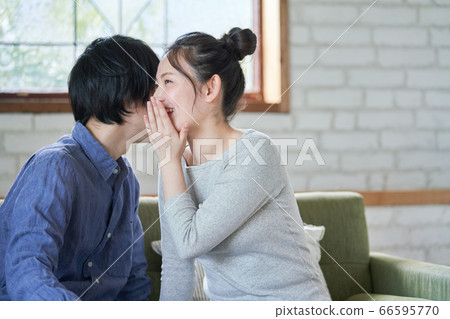 一對耳語的夫婦 66595770