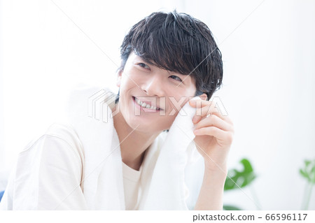 美女形像一個年輕人洗完澡後放鬆 美女形像一個年輕人洗完澡後放鬆 66596117