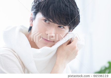 美女形像一個年輕人洗完澡後放鬆 美女形像一個年輕人洗完澡後放鬆 66596119