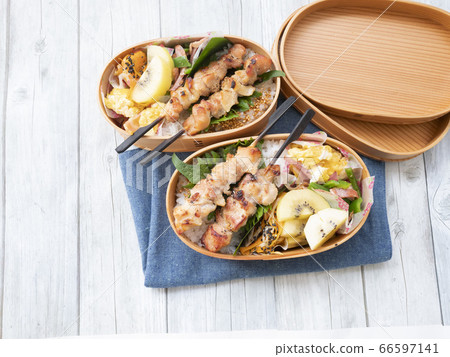 兩個美味的手工便當盒[烤雞肉串] 66597141