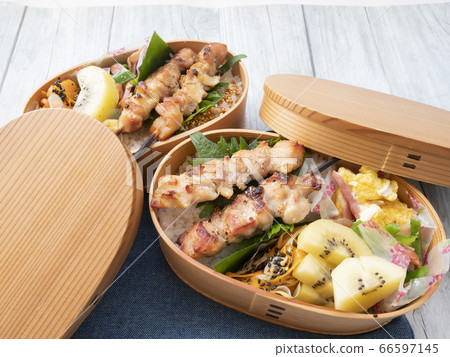兩個美味的手工便當盒[烤雞肉串] 66597145