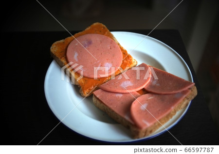 slice bread with pork ham on white dish 66597787