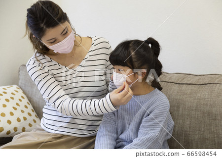 父母和孩子戴著口罩 66598454