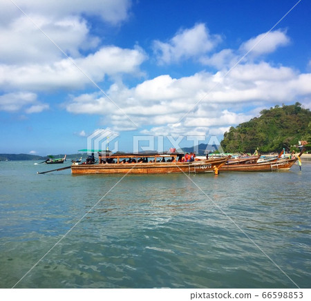 Blue sky and boat floating on the sea at a beach resort in Thailand Photo material Blue sky and boat floating on the sea at a beach resort in Thailand Photo material 66598853