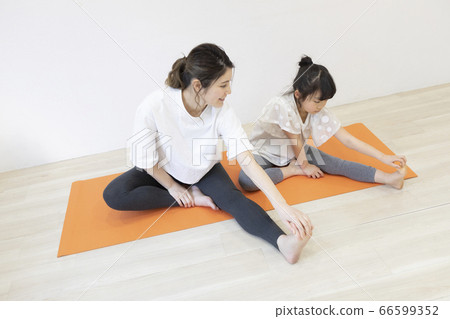 父母和孩子做伸展運動 66599352