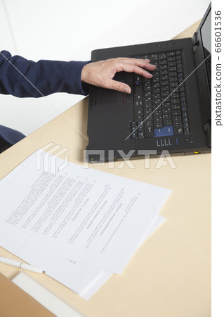 Hit the notebook computer 66601536