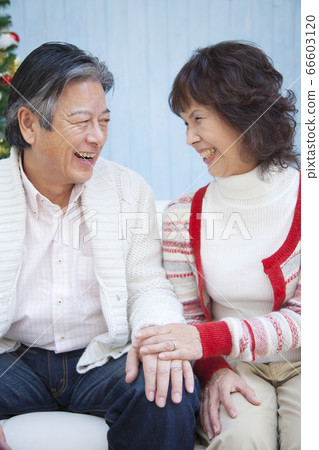 Senior couple overlapping hands 66603120