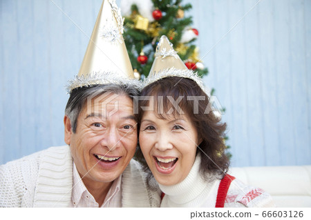 年長的夫婦有一個聖誕晚會 66603126