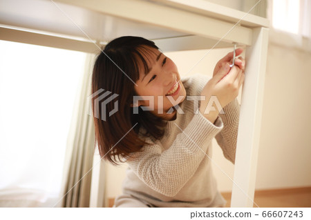 裝配桌的婦女 66607243
