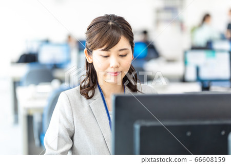 在辦公室經營個人電腦的女性員工 在辦公室經營個人電腦的女性員工 66608159