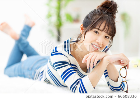 一個女人在她20多歲時獨自生活的肖像 66608336