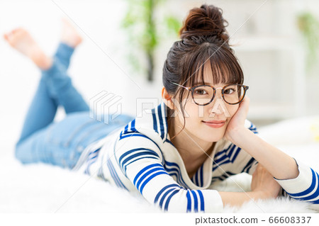 一個女人在她20多歲時獨自生活的肖像 66608337