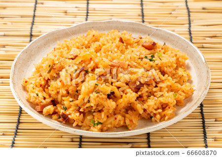 泡菜炒飯。背景，百葉窗。 66608870