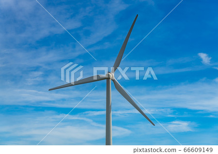 風力發電機、藍天和白雲特寫 風力發電機、藍天和白雲特寫 66609149