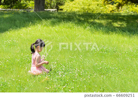 在公園裡玩的女孩 66609251