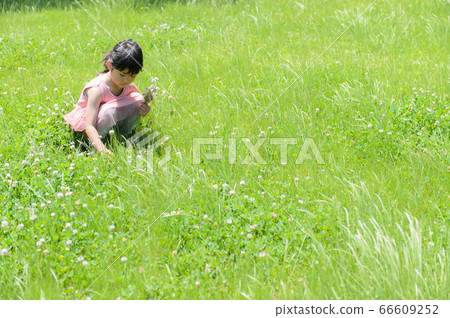 在公園裡玩的女孩 在公園裡玩的女孩 66609252