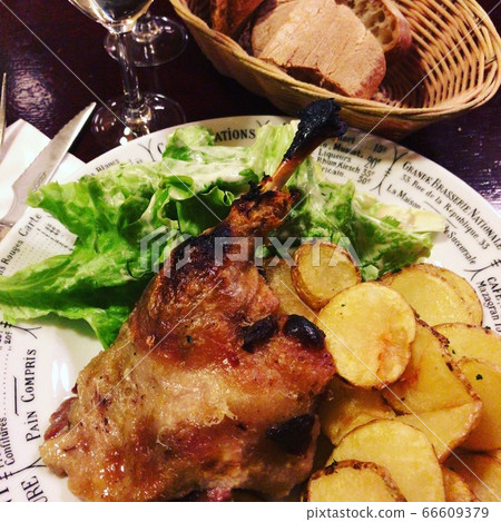 Meat on the bone 66609379