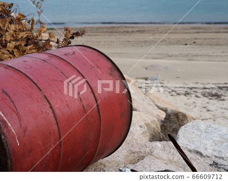 Drums abandoned on the coast Drums abandoned on the coast 66609712