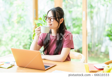 Telework young woman drinking coffee 66610333