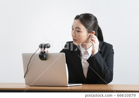 穿著西裝準備在線會議的年輕女子 66610879