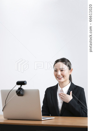 在線採訪圖像西裝與網絡攝像頭交談的年輕女子 66611020