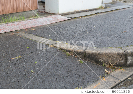 多雨的人行道 多雨的人行道 66611836