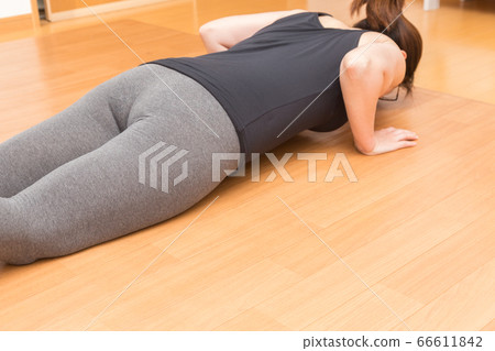 A woman who plays yoga at home A woman who plays yoga at home 66611842