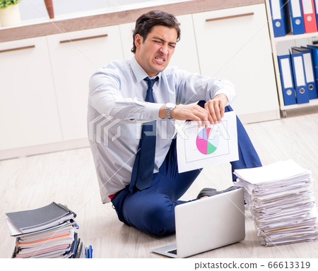 Extremely busy employee working in the office 66613319