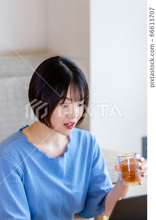 在家使用平板電腦進行遠程工作 在家使用平板電腦進行遠程工作 66613707